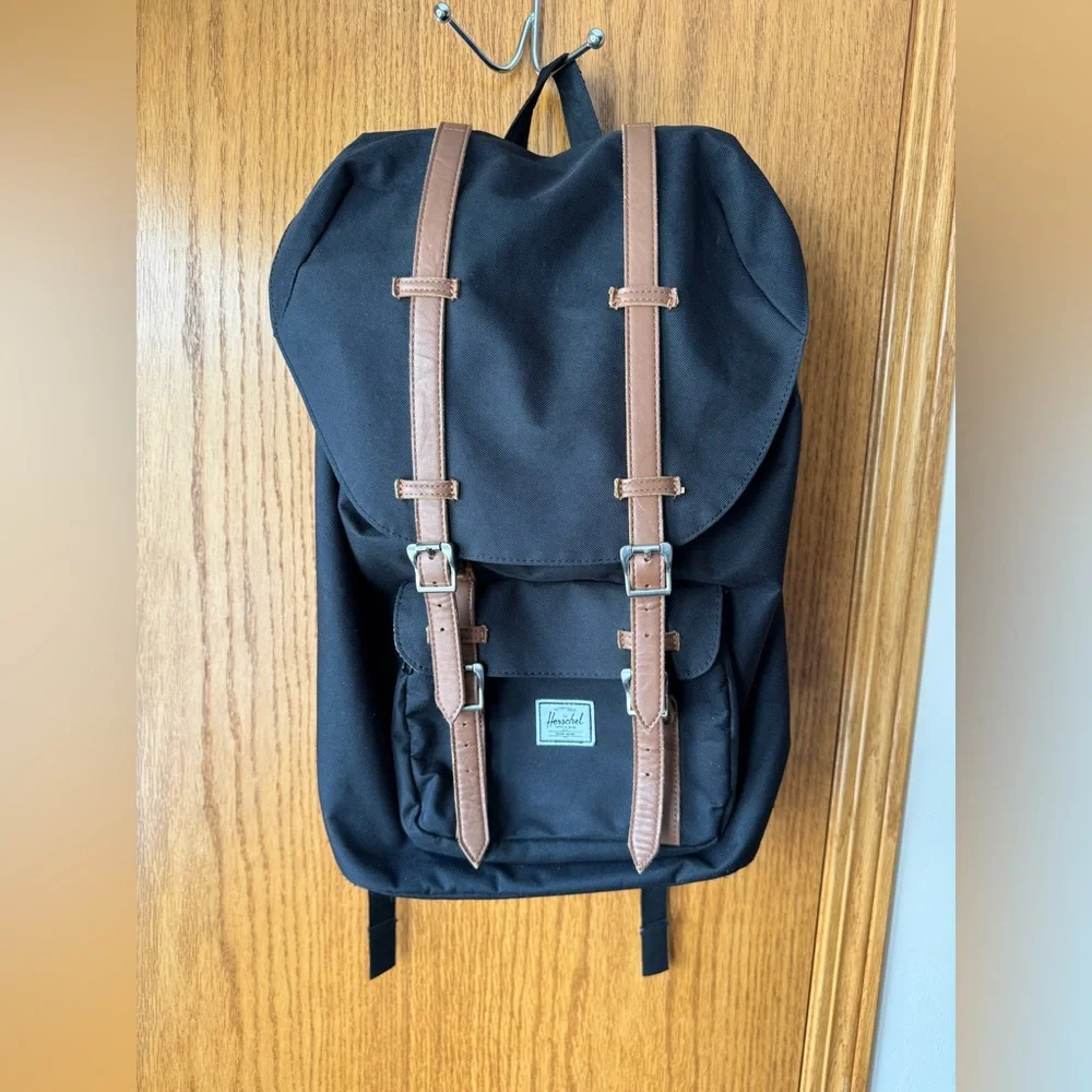 herschel backpack black with leather straps Classic XL Equipped with a practical zipper and an accessible outer compartment Herschel Little America Backpack 